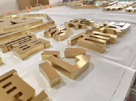  潜山拉丝不锈钢字的特点。